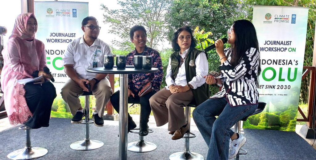 Head of Communications of UNDP Indonesia, Nabilla Rahmani, gave an explanation about using gender lens in developing inclusive climate action stories to journalists (Intan Tanjung/UNDP Indonesia)